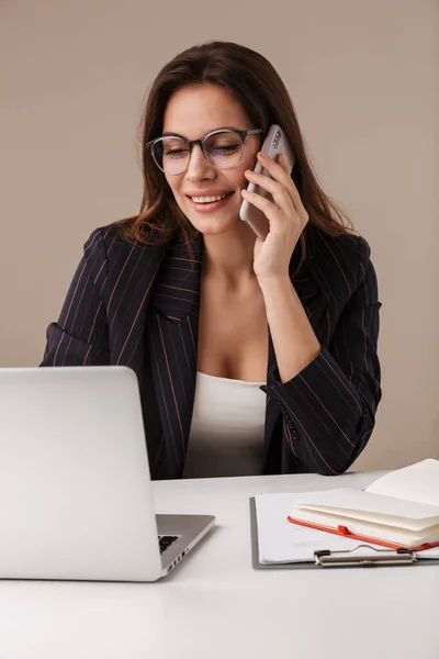 Foto Mulher Negócios Sorrindo Falando Celular Enquanto Trabalhava Com Laptop — Fotografia de Stock