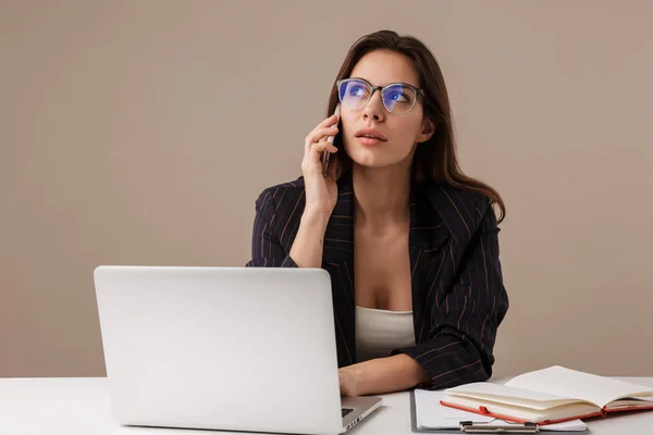 Foto Pensar Empresária Falando Celular Enquanto Trabalhava Com Laptop Isolado — Fotografia de Stock