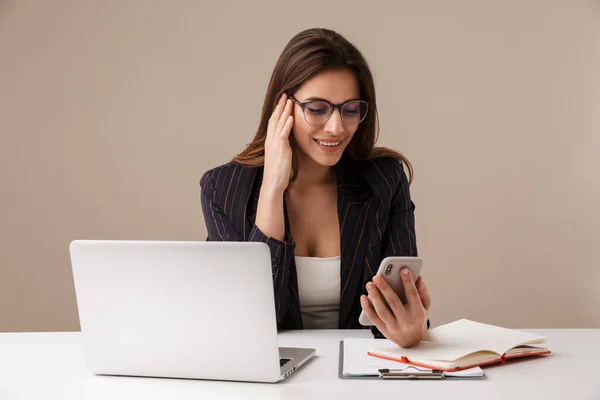 Foto Empresária Alegre Sorrindo Enquanto Trabalhava Com Laptop Celular Isolado — Fotografia de Stock