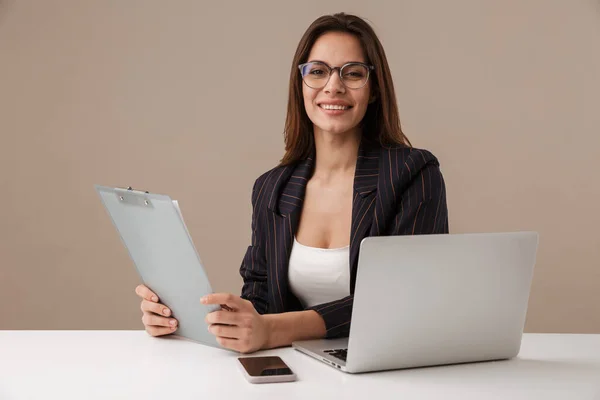 Foto Uma Empresária Sorridente Segurando Prancheta Enquanto Trabalhava Com Laptop — Fotografia de Stock