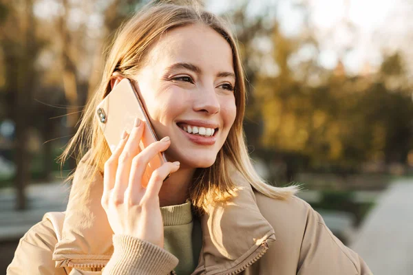 Portrait Joyful Blonde Woman Wearing Jacket Smiling Talking Cellphone While — Stock Photo, Image