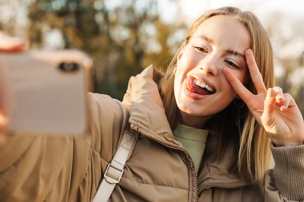 Retrato Mujer Alegre Haciendo Gestos Señal Paz Tomando Selfie Teléfono —  Fotos de Stock