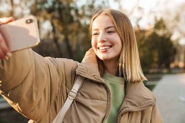 Retrato Mujer Alegre Usando Chaqueta Sonriendo Tomando Selfie Teléfono Celular —  Fotos de Stock