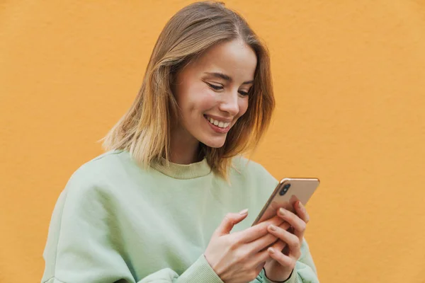 Porträt Einer Zufriedenen Blonden Frau Die Lächelt Und Ihr Handy — Stockfoto