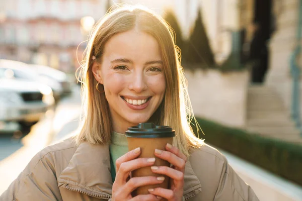 Ritratto Gioiosa Donna Caucasica Che Sorride Beve Caffè Asporto Mentre — Foto Stock