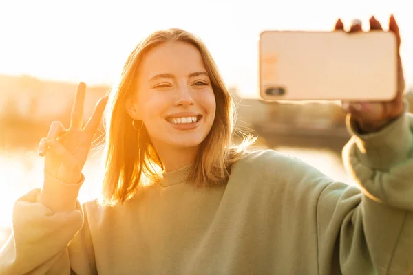 Retrato Una Mujer Alegre Haciendo Gestos Señal Paz Tomando Selfie —  Fotos de Stock