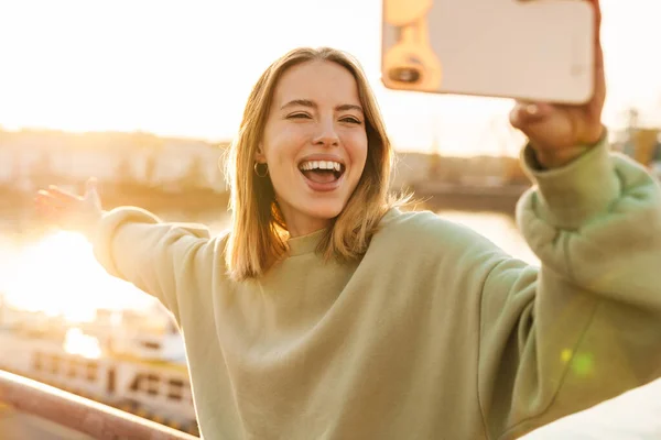 Портрет Веселої Жінки Яка Посміхається Приймає Селфі Мобільний Телефон Під — стокове фото