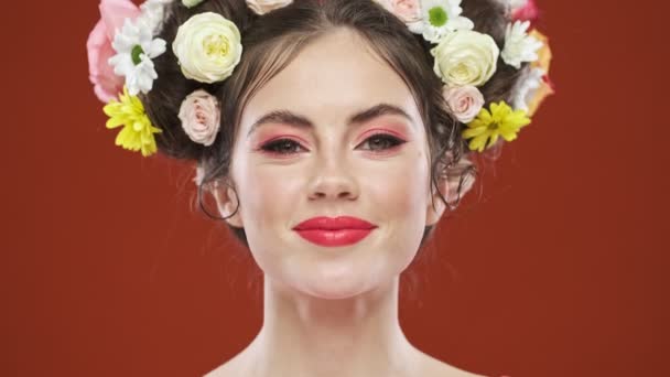 Krásná Usmívající Mladá Brunetka Žena Úžasným Květinovým Účesem Pózování Izolované — Stock video