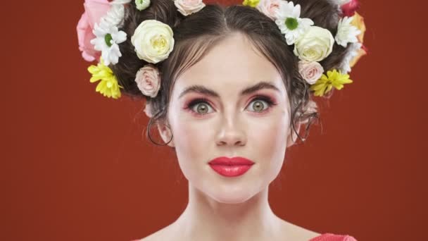 Eine Überraschte Junge Brünette Frau Mit Einer Erstaunlichen Floralen Frisur — Stockvideo