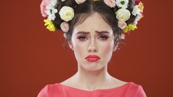 Een Trieste Ontevreden Brunette Vrouw Met Een Verbazingwekkende Bloemen Kapsel — Stockvideo