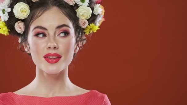 Een Mooie Glimlachende Brunette Vrouw Met Een Verbazingwekkende Bloemen Kapsel — Stockvideo