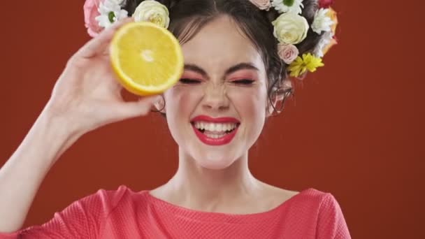 Eine Fröhliche Und Emotionale Brünette Frau Mit Einer Erstaunlichen Floralen — Stockvideo