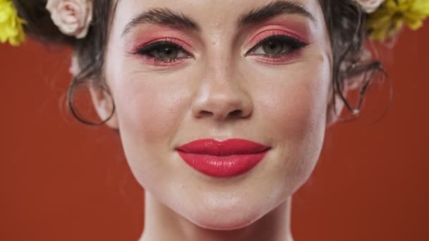 Çekici Bir Esmer Kadının Yakın Çekim Görüntüsü Inanılmaz Çiçekli Saç — Stok video