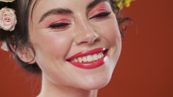 Zbliżenie Widok Szczęśliwej Pięknej Brunetki Niesamowitą Kwiatową Fryzurą Śmieje Się — Wideo stockowe