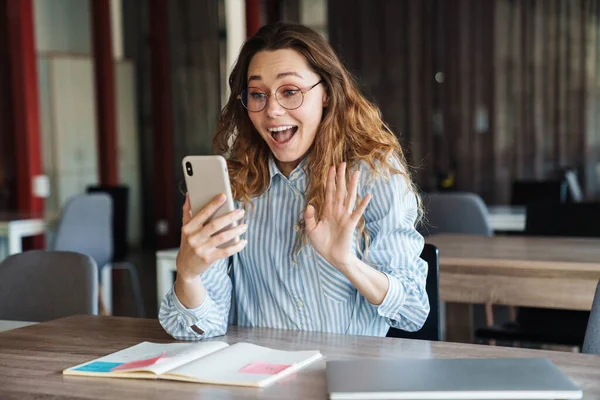 Beeld Van Vrolijke Charmante Vrouw Bril Zwaaiend Met Hand Met — Stockfoto