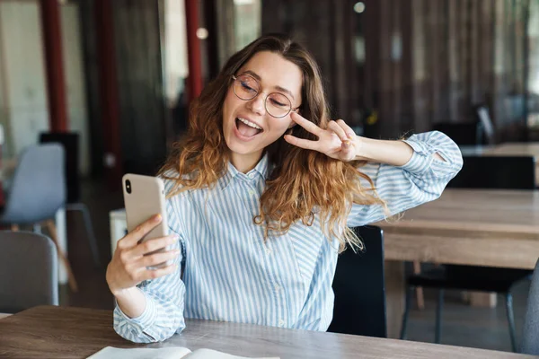 Beeld Van Vrolijke Aardige Vrouw Gebaren Vrede Teken Het Nemen — Stockfoto