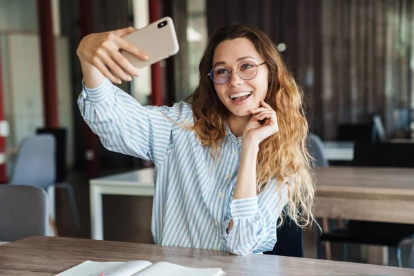 Beeld Van Vrolijke Aardige Vrouw Glimlachend Het Nemen Van Selfie — Stockfoto