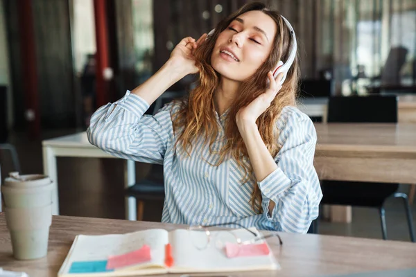 Bild Glad Ung Kvinna Som Lyssnar Musik Med Trådlösa Hörlurar — Stockfoto