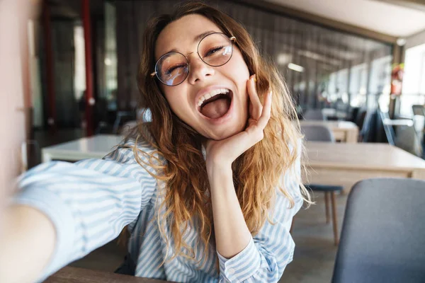 Gözlüklü Gülen Konferans Odasında Selfie Çeken Mutlu Bir Kadın Resmi — Stok fotoğraf
