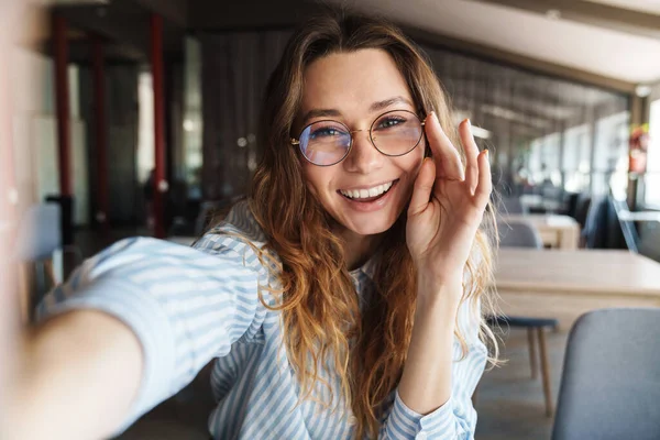 Obraz Szczęśliwej Pięknej Kobiety Okularach Śmiejącej Się Robiącej Zdjęcie Selfie — Zdjęcie stockowe