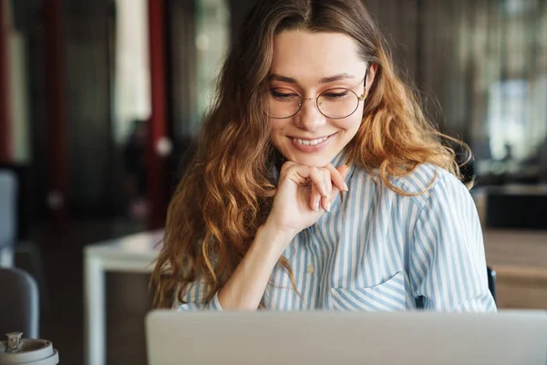 Immagine Una Bella Donna Felice Che Usa Computer Portatile Sorride — Foto Stock