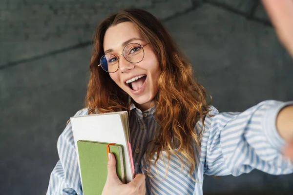 Beeld Van Gelukkige Vrouw Glimlachen Het Houden Van Oefenboeken Terwijl — Stockfoto