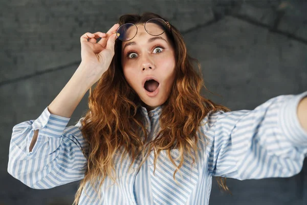 Afbeelding Van Geschokte Blanke Vrouw Uiten Verrassing Tijdens Het Nemen — Stockfoto