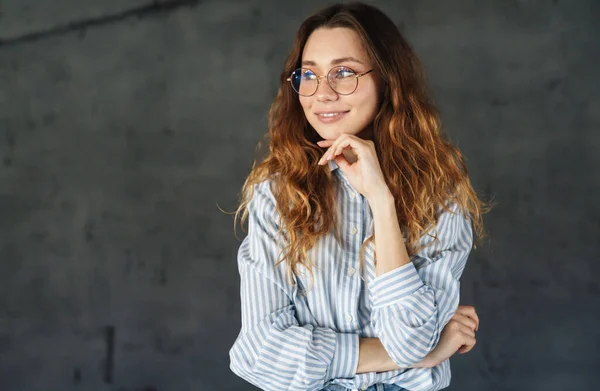 Immagine Felice Donna Attraente Occhiali Vista Sorridente Guardando Parte Isolato — Foto Stock