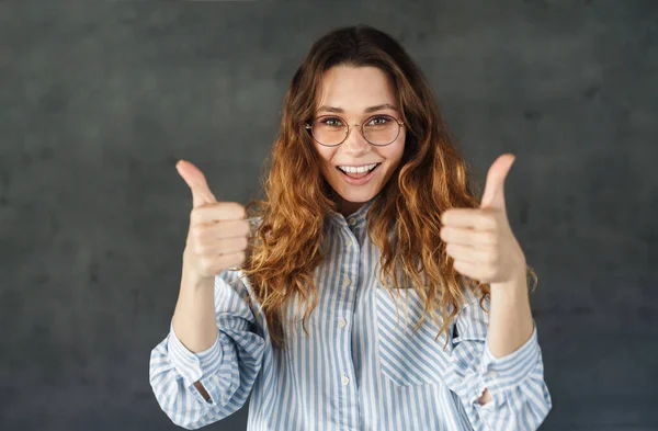 Image Cheerful Attractive Woman Eyeglasses Smiling Showing Thumbs Isolated Gray — Stock Photo, Image