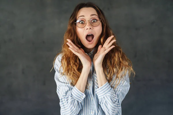 Imagen Una Joven Atractiva Mujer Gafas Que Expresa Conmoción Ante — Foto de Stock