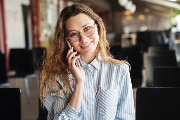 Beeld Van Vrolijke Jonge Vrouw Glimlachend Pratend Mobiele Telefoon Tijdens — Stockfoto