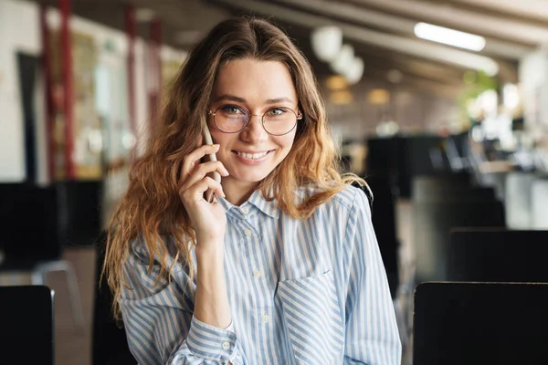 Beeld Van Vrolijke Jonge Vrouw Glimlachend Pratend Mobiele Telefoon Tijdens — Stockfoto