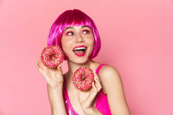 Bild Von Jungen Partygirl Mit Perücke Lächelnd Und Mit Donuts — Stockfoto