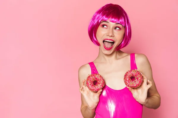 Image Young Party Girl Wearing Wig Smiling Holding Donuts Isolated — Stock Photo, Image