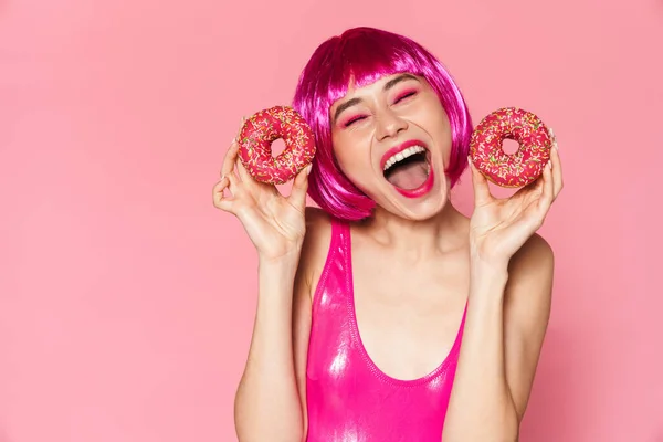 Bild Von Jungen Partygirl Mit Perücke Lächelnd Und Mit Donuts — Stockfoto