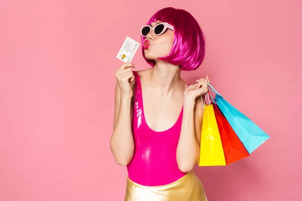 Imagen Joven Niña Feliz Con Peluca Sosteniendo Coloridas Bolsas Compras — Foto de Stock