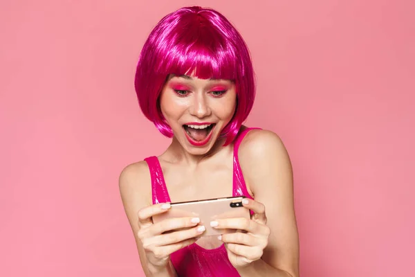Kép Fiatal Boldog Lány Visel Paróka Mosolyog Játszik Videojátékok Mobiltelefon — Stock Fotó