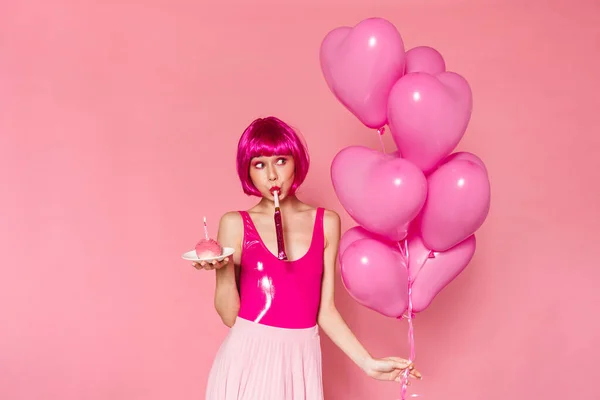 Imagen Divertida Mujer Agradable Soplando Cuerno Fiesta Mientras Sostiene Globos —  Fotos de Stock