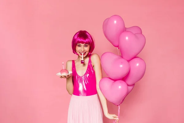 Imagen Una Mujer Sonriente Agradable Sonando Cuerno Fiesta Mientras Sostiene — Foto de Stock