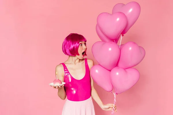 Bild Förvånad Trevlig Kvinna Poserar Med Ballonger Och Tårta Isolerad — Stockfoto