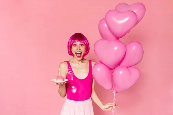 Imagen Encantadora Mujer Peluca Posando Con Globos Pastel Aislado Sobre —  Fotos de Stock