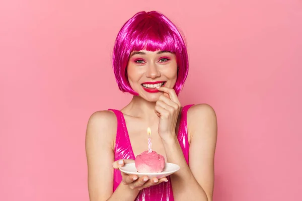 Imagem Mulher Bonito Animado Peruca Sorrindo Segurando Bolo Com Vela — Fotografia de Stock