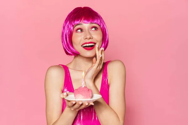 Imagen Mujer Linda Excitada Peluca Sonriendo Sosteniendo Torta Con Vela —  Fotos de Stock
