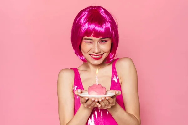 Immagine Donna Sveglia Eccitata Parrucca Ammiccando Tenendo Torta Con Candela — Foto Stock