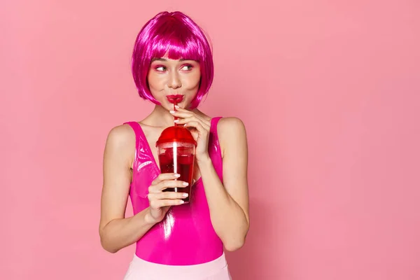 Imagem Mulher Bonita Divertida Peruca Bebendo Refrigerante Vidro Plástico Isolado — Fotografia de Stock