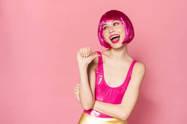 Imagem Menina Festa Alegre Vestindo Peruca Rindo Apontando Polegar Para — Fotografia de Stock