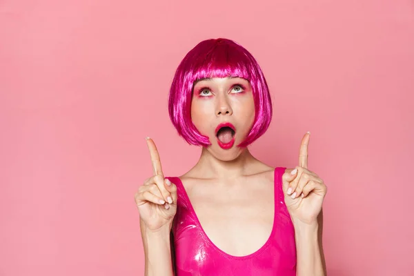 Image Shocked Girl Wearing Wig Expressing Surprise Pointing Fingers Upward — Stock Photo, Image