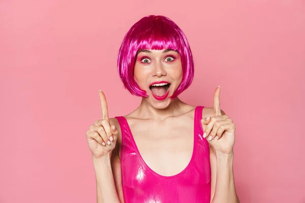 Image Excited Girl Wearing Wig Expressing Surprise Pointing Fingers Upward — Stock Photo, Image