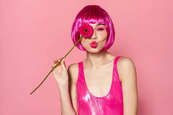 Imagem Jovem Mulher Bonita Peruca Fazendo Beijar Lábios Enquanto Posando — Fotografia de Stock