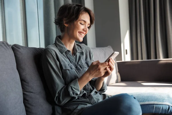 Kép Gyönyörű Fiatal Örömteli Nőről Aki Mobiltelefont Használ Nevet Miközben — Stock Fotó